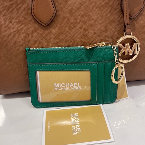 MICHAEL KORS SMALL TOP ZIP COINPOUCH WITH ID PALMETTO GREEN COLOR
NWT - Picture 8 of 16